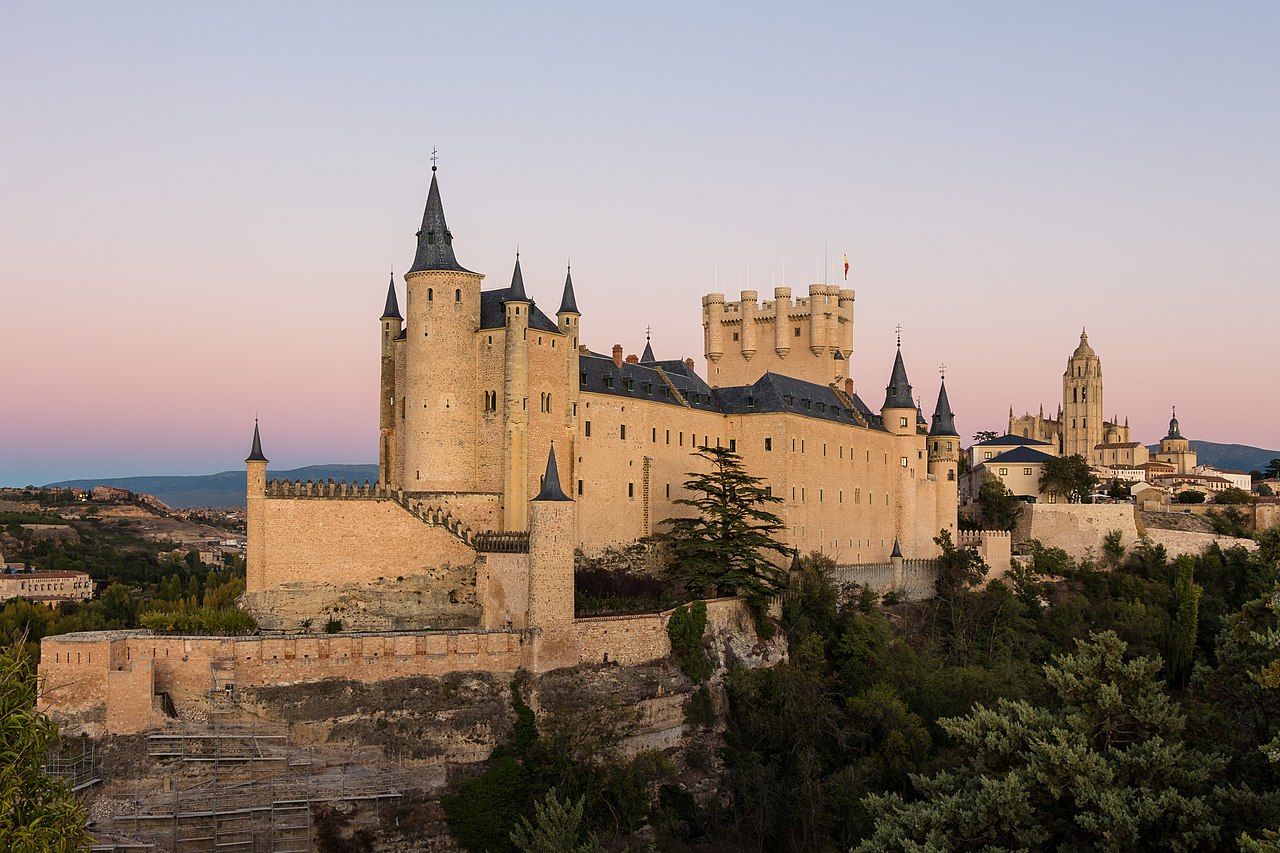 El Alcázar de Segovia al atardecer. Foto: Rafa Esteve/Wikimedia