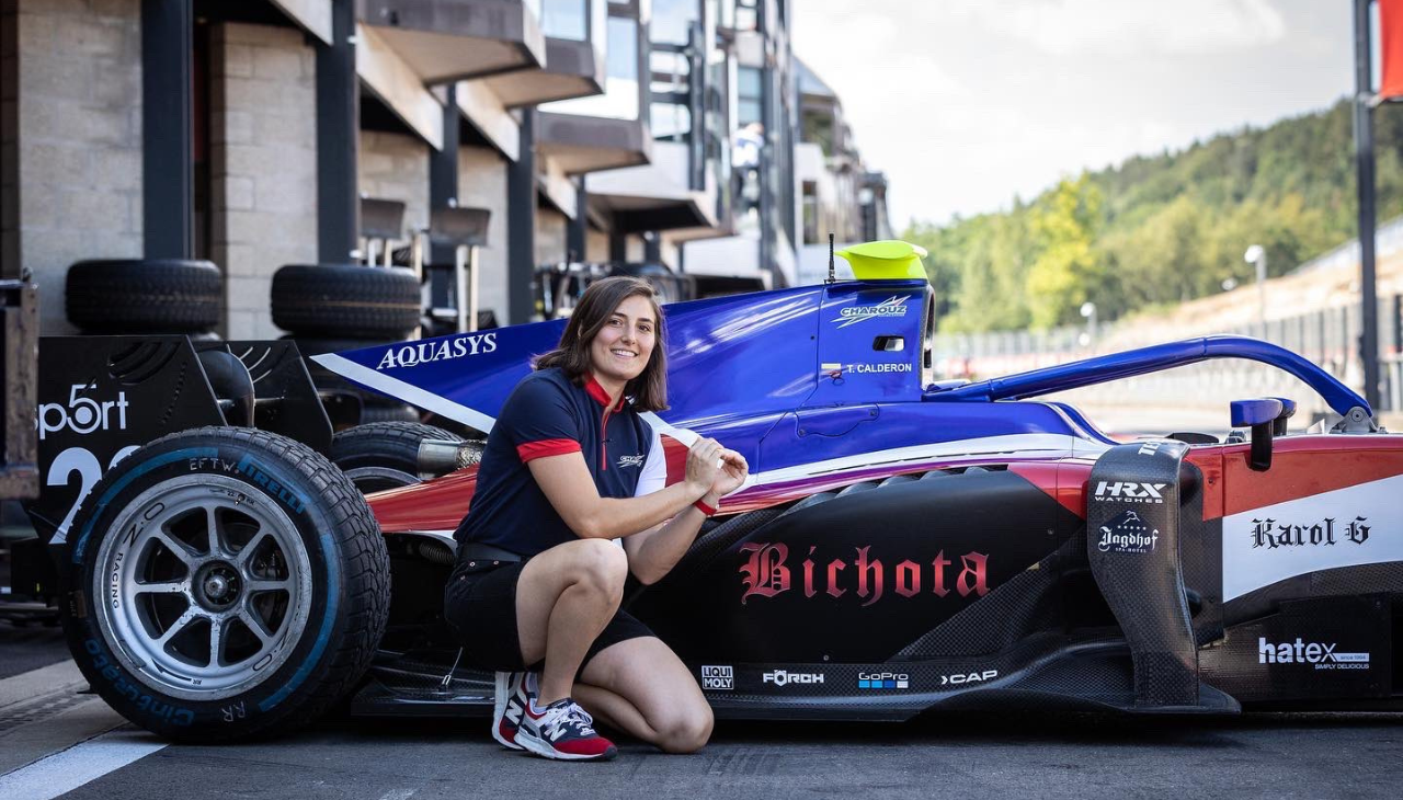 Tatiana Calderón volverá a las pistas de carreras con el logo de la "Bichota". Foto: Twitter TataCalde