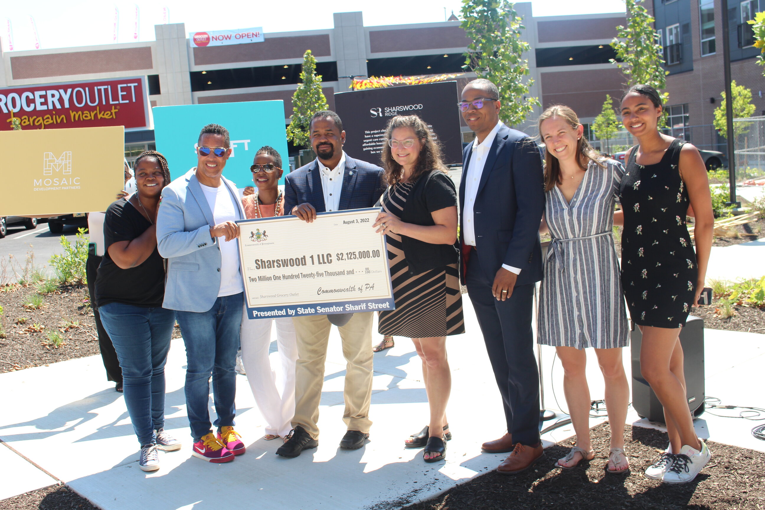 Sen. Sharif Street presents $2,125,000 check to Sharswood neighborhood. Photo: Jensen Toussaint/AL DÍA News.