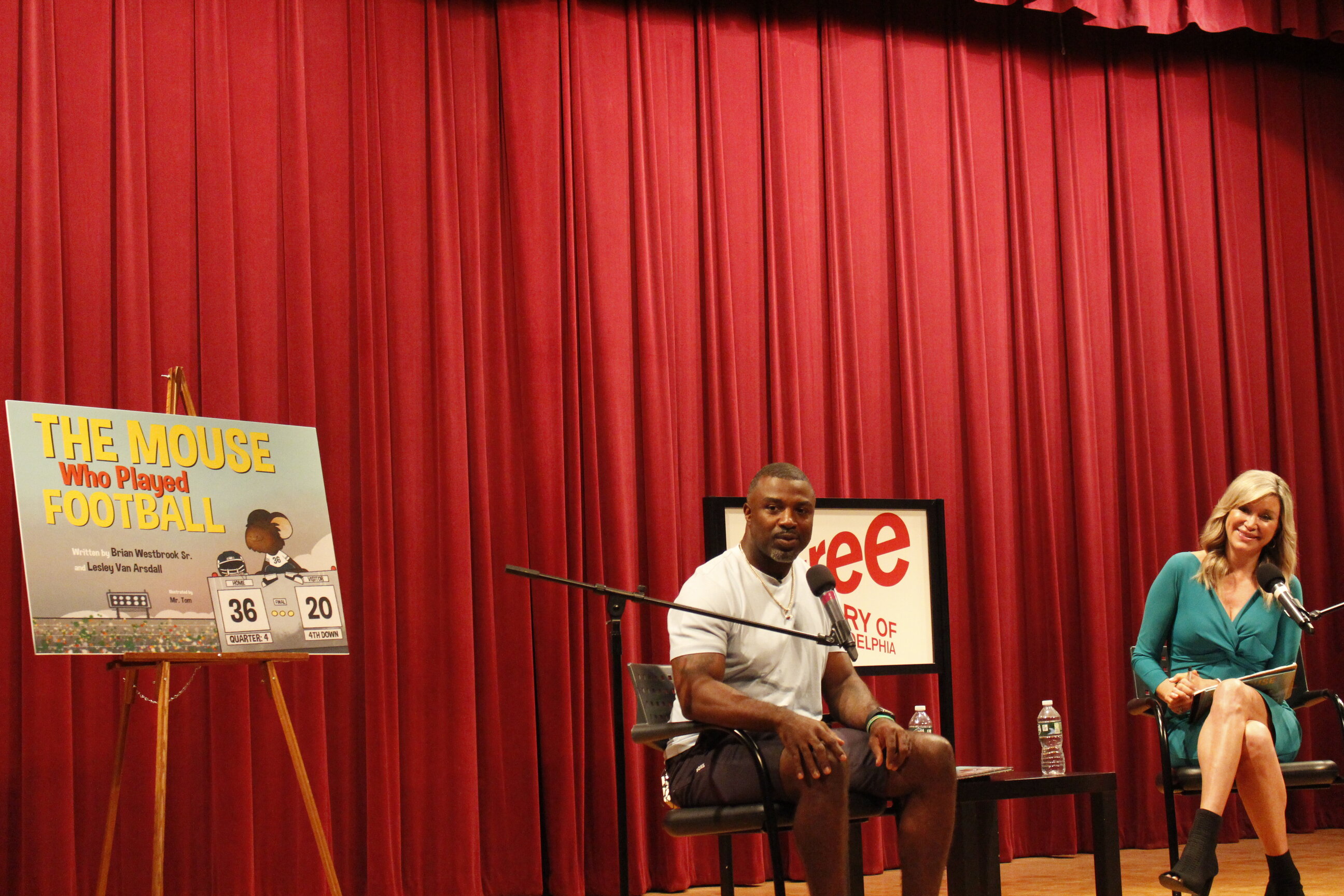 Authors of 'The mouse who played football' Brian Westbrook Sr and Lesley Van Arsdall. Photo: Rodrigo Campos-Sánchez/AL DÍA News