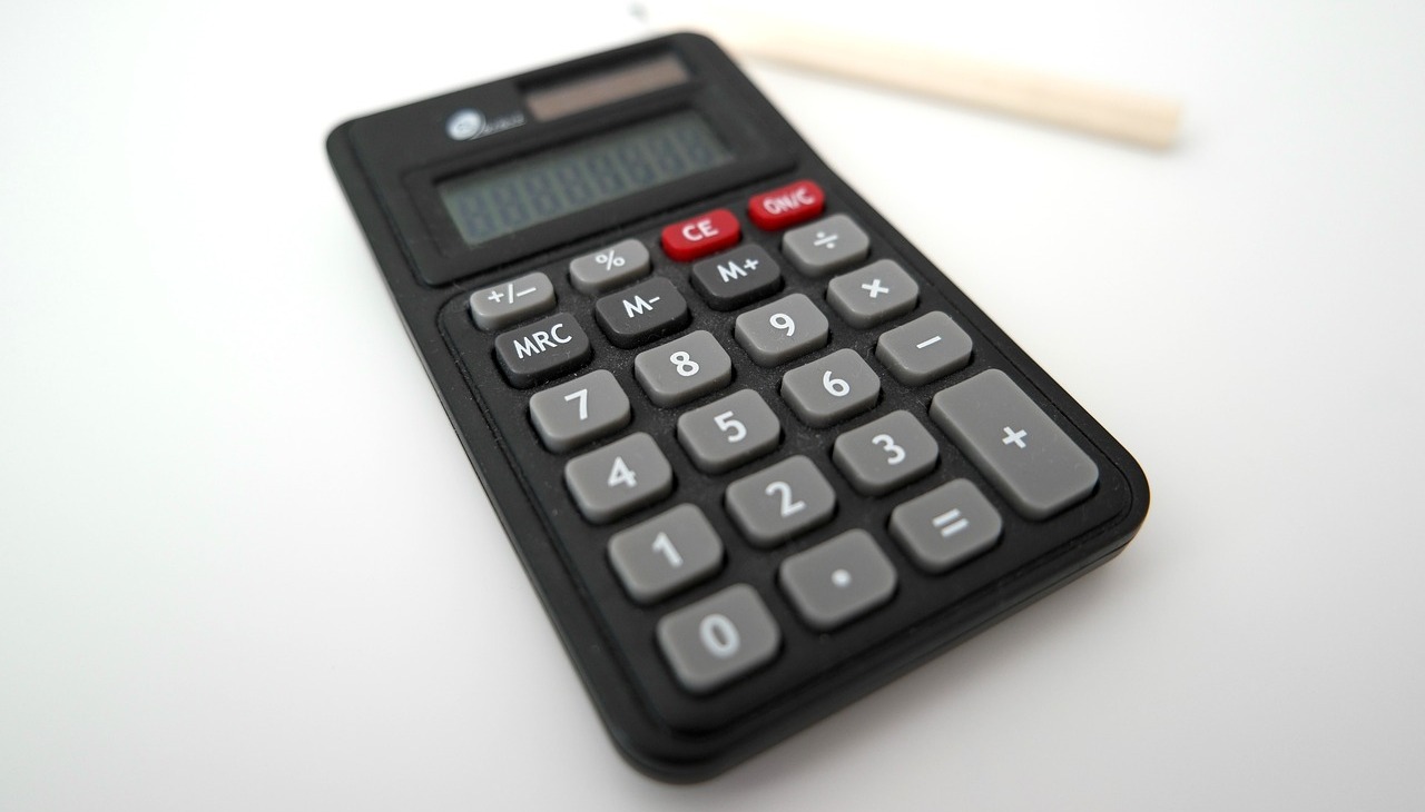 Calculator to illustrate financial education. 