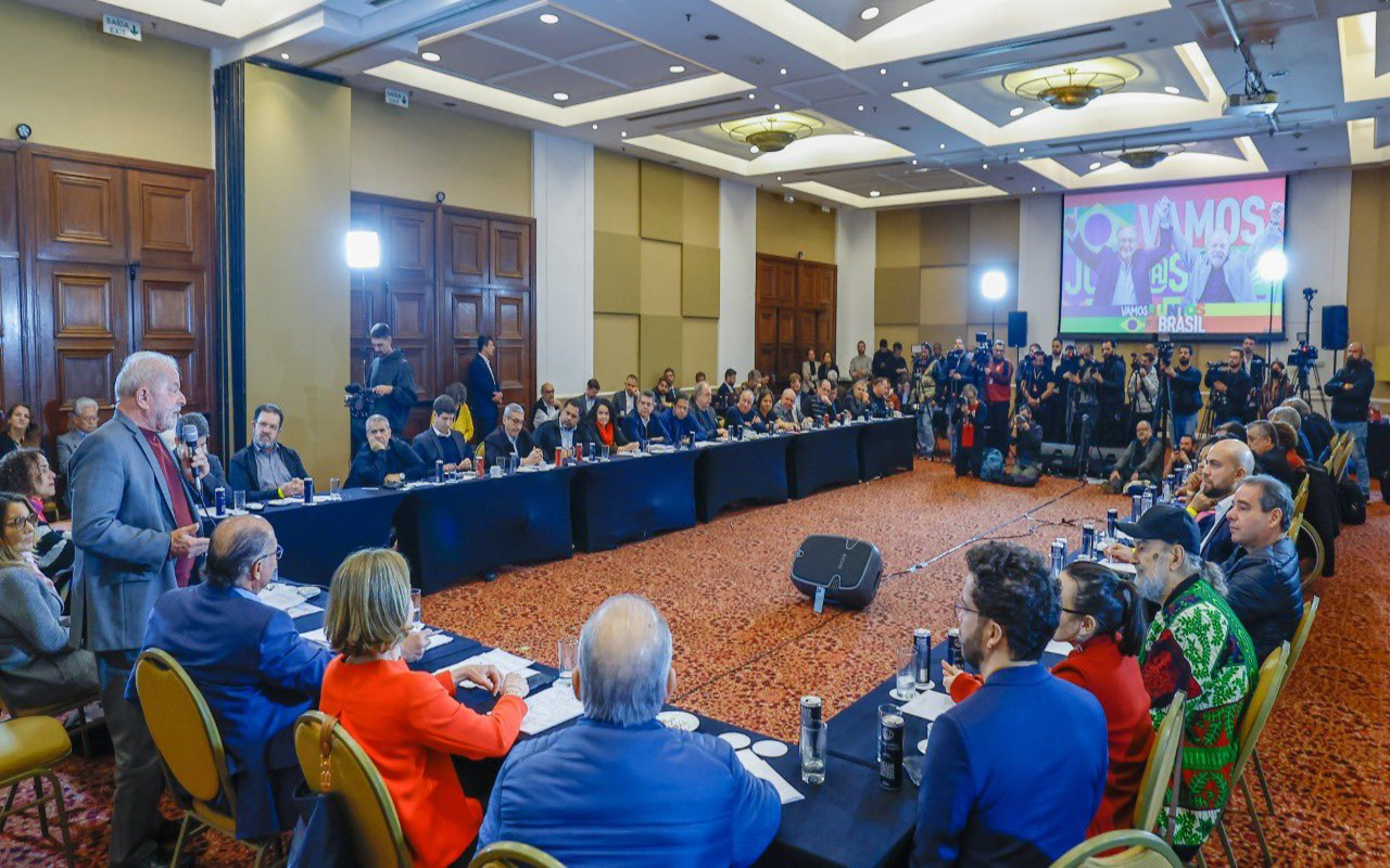 Reunión con partidos de la coalición Brasil da Esperanza. Twitter de @ricardostuckert.