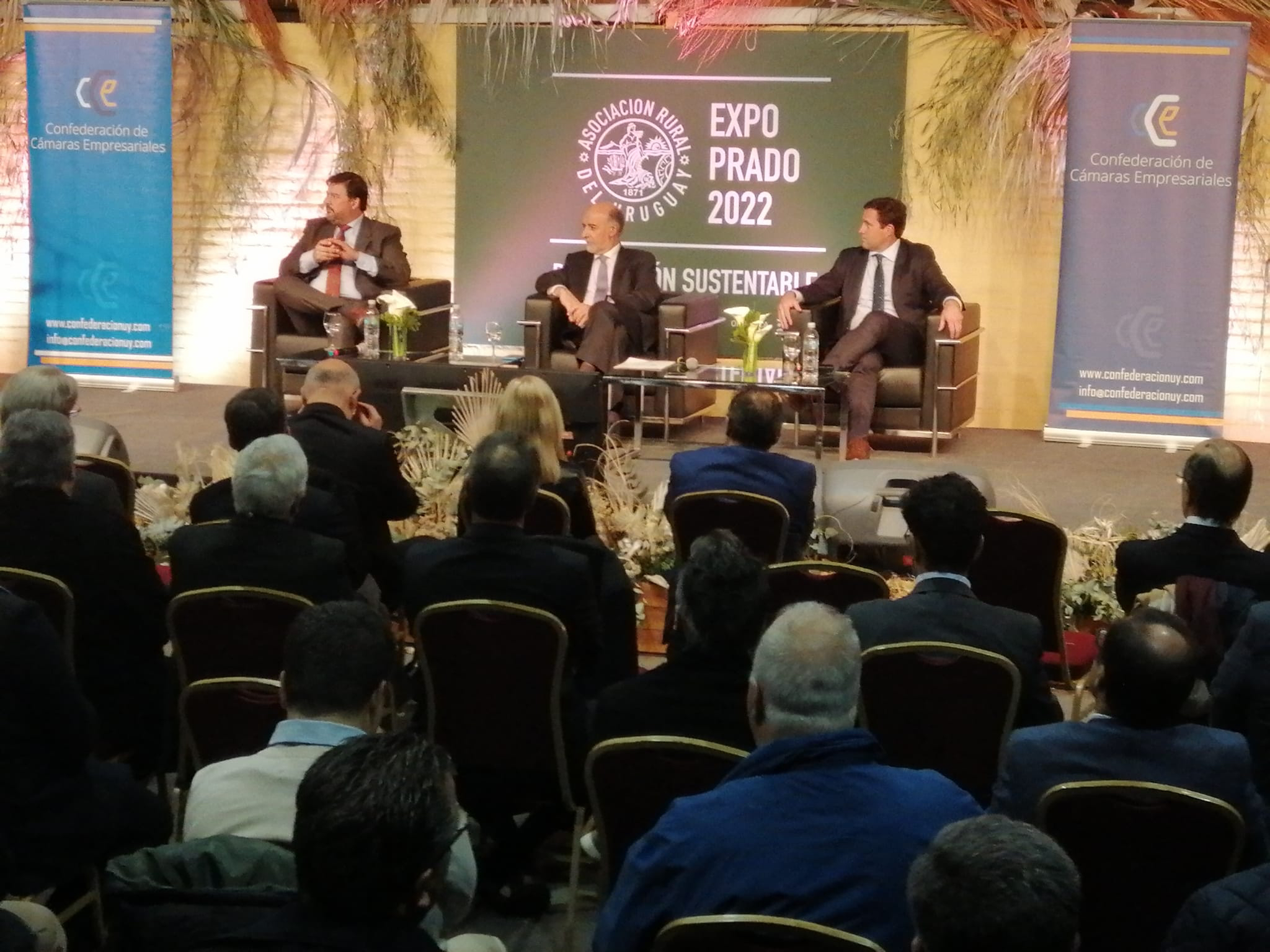 El ministro Pablo Mieres expone en la Expo Prado 2022. Twitter de @MTSSuy.