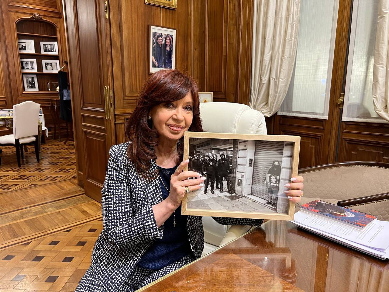 Cristina Fernández de Kirchner, vicepresidenta de Argentina, con regalo de Sebastián Miguel. Twitter de @CFKArgentina.