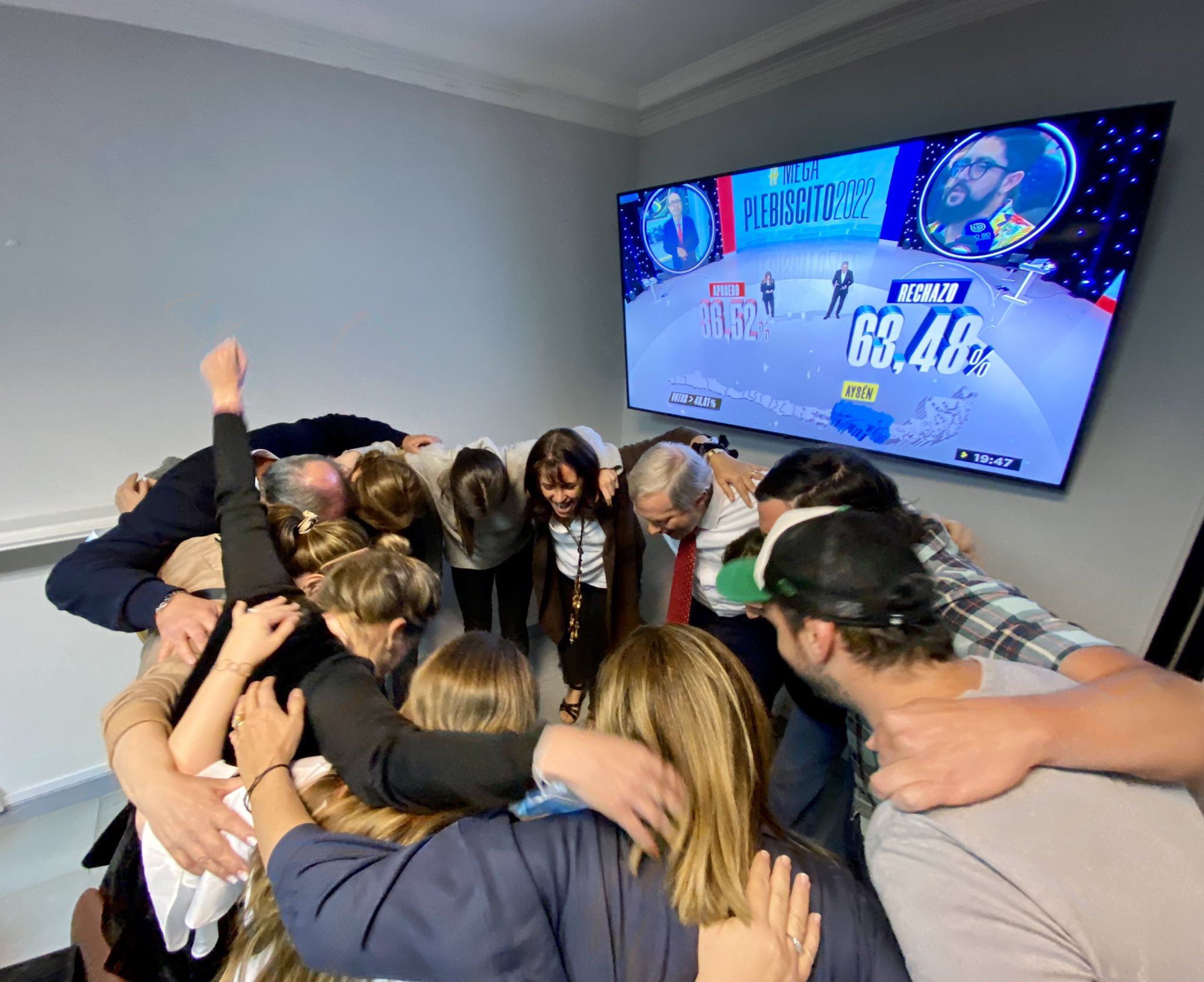 El excandidato presidencial, José Antonio Kast Rist con otras figuras de oposición celebrando el "Rechazo". Twitter de @joseantoniokast.