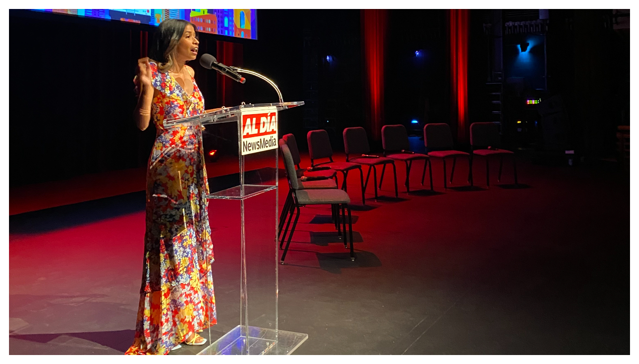 Telemundo 62/NBC 10's own Isabel Sánchez served as host for the La Guagua 47 premiere at The Kimmel Cultural Campus. Photo: Martin Alfaro/AL DÍA News.