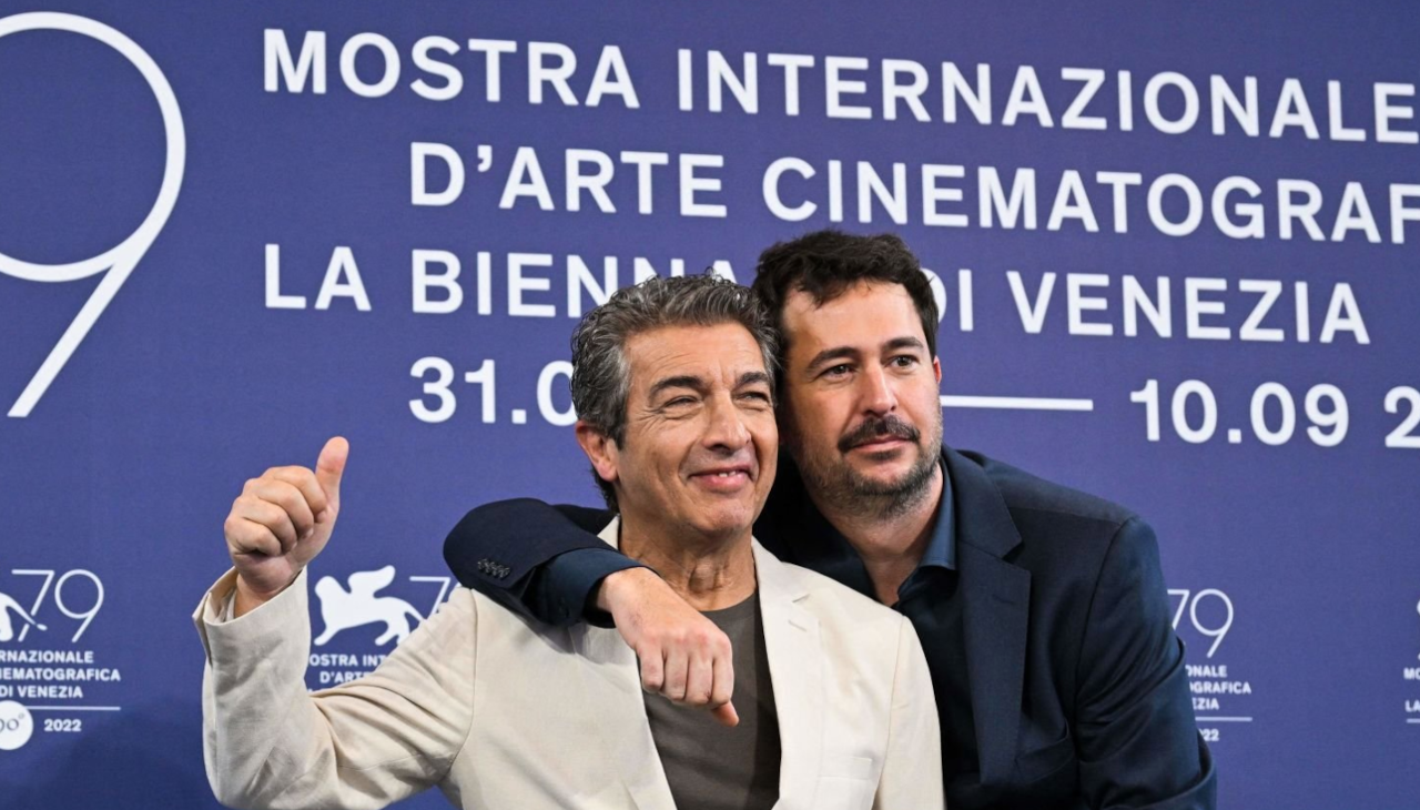 El actor argentino Ricardo Darín y el director Santiago Mitre, de “Argentina, 1985”, la cinta ganadora del premio de la Federación Internacional de Críticos Cinematográficos en el Festival de Cine de Venecia. Foto: Getty. 