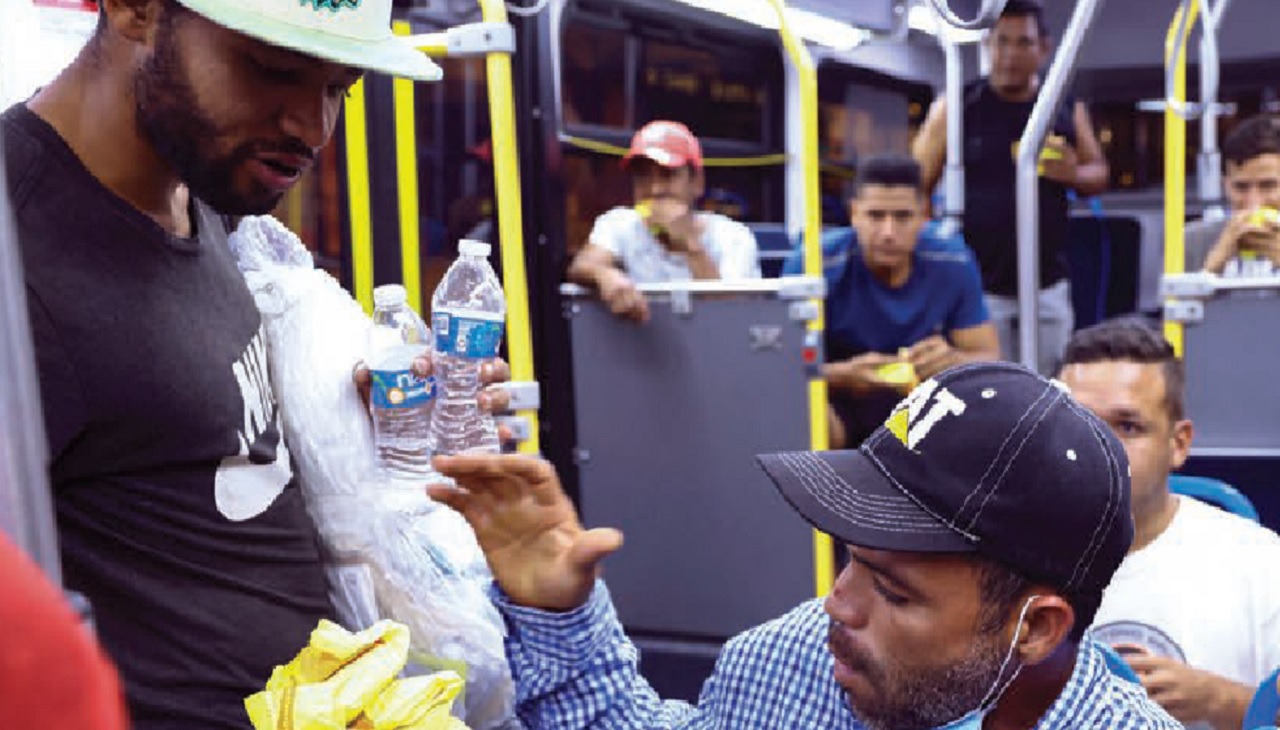 Esta imagen se sigue repitiendo con inmigrantes indocumentados que son enviados en bus desde Texas hasta el norte del país.  Anthony Vasquez/Chicago Sun-Times via AP.