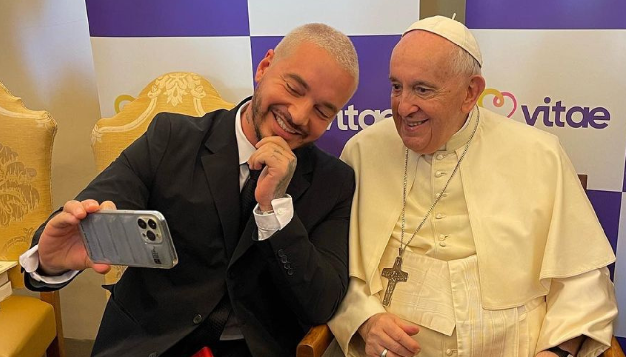 J Balvin during his meeting with Pope Francis taking a selfie. Photo: Instagram JBalvin 