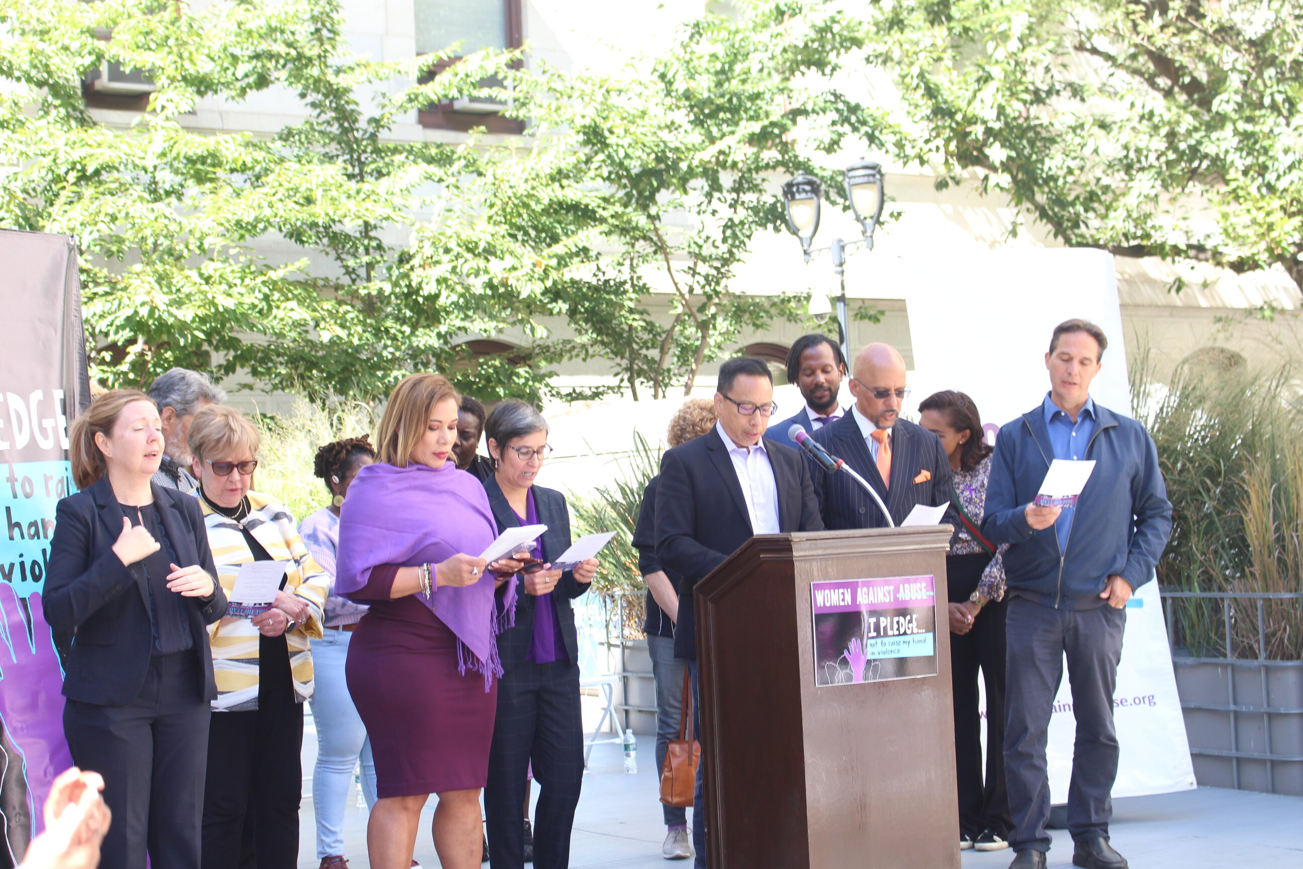 Women Against Abuse recites during its 15th annual iPledge Campaign. Photo: Eliot Olaya/AL DÍA News.