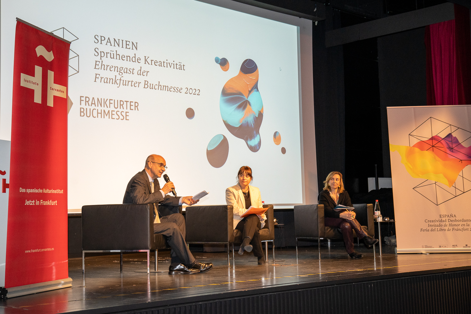 Literary talk with Catalan writers Kiko Amat and Irene Solà. Photo: Elisa Rivera/ SpainFrankfurt2022