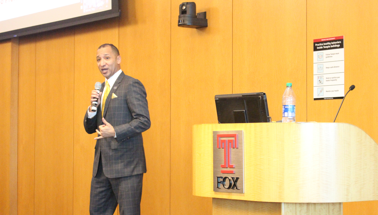 Damian Rivera inspiring Fox Business students and ALPFA members during event on Sept. 28. Photo: Jensen Toussaint/AL DÍA.