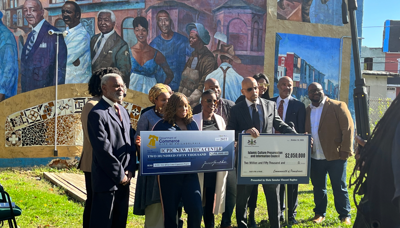 The check presentation on Friday, Oct. 14. Photo: Jensen Toussaint/AL DÍA News.