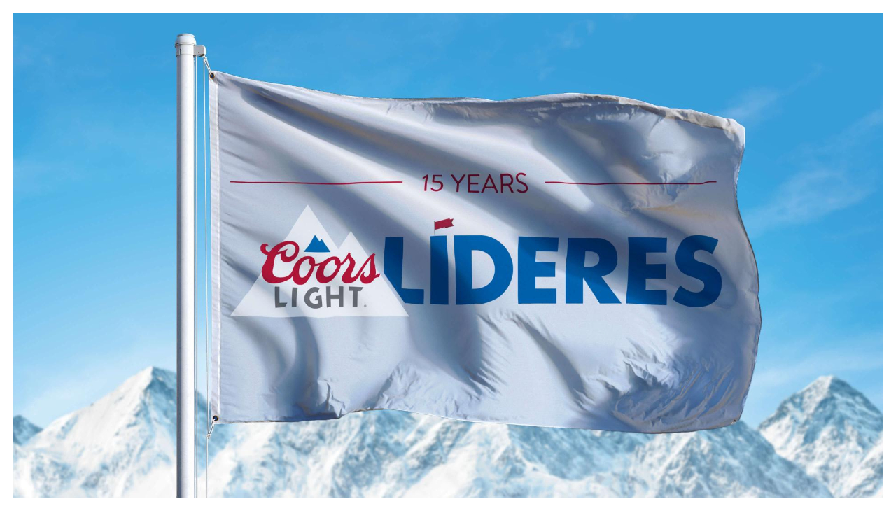 A Coors Light Líderes flag with the words "15 years" above them. Behind it is a snowy mountain.