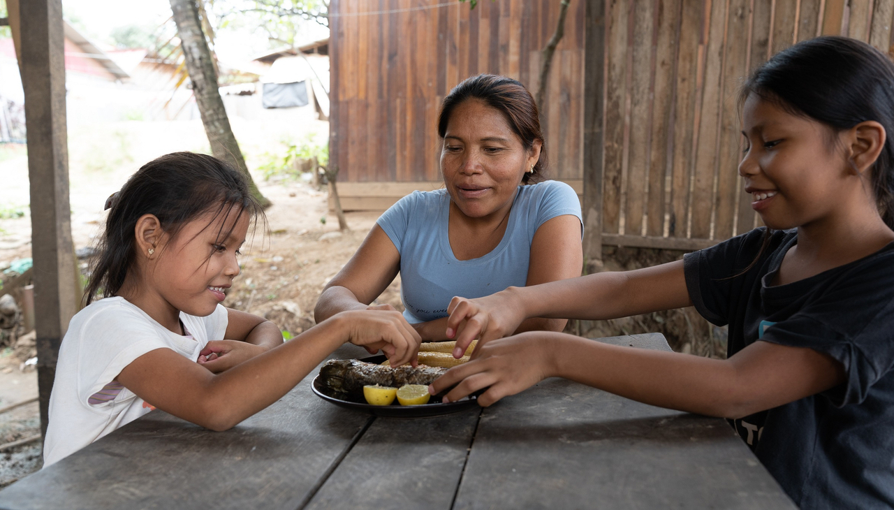 Beneficiaries of the Beyond2020 deployment in the Yarinacocha district of Ucayali, Peru, enjoy a meal together.