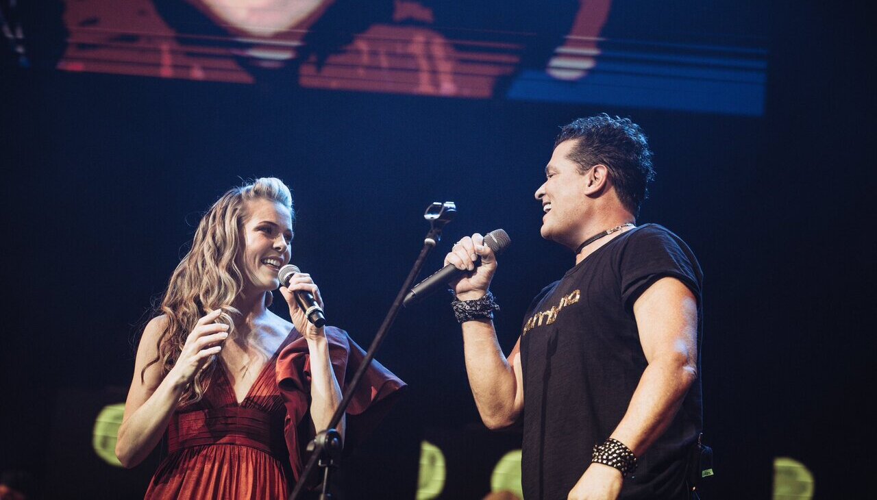 Carlos Vives singing with Katie James