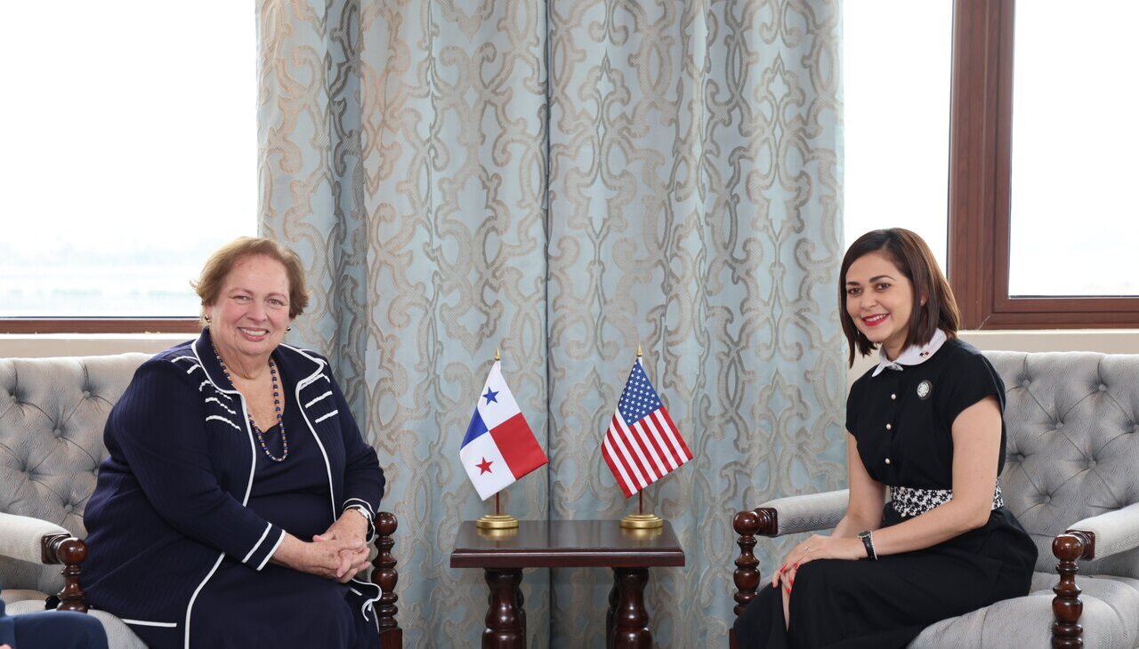 The new ambassador with Chancellor Janaina Tewainey. Photo: @USAmbassadorPAN.