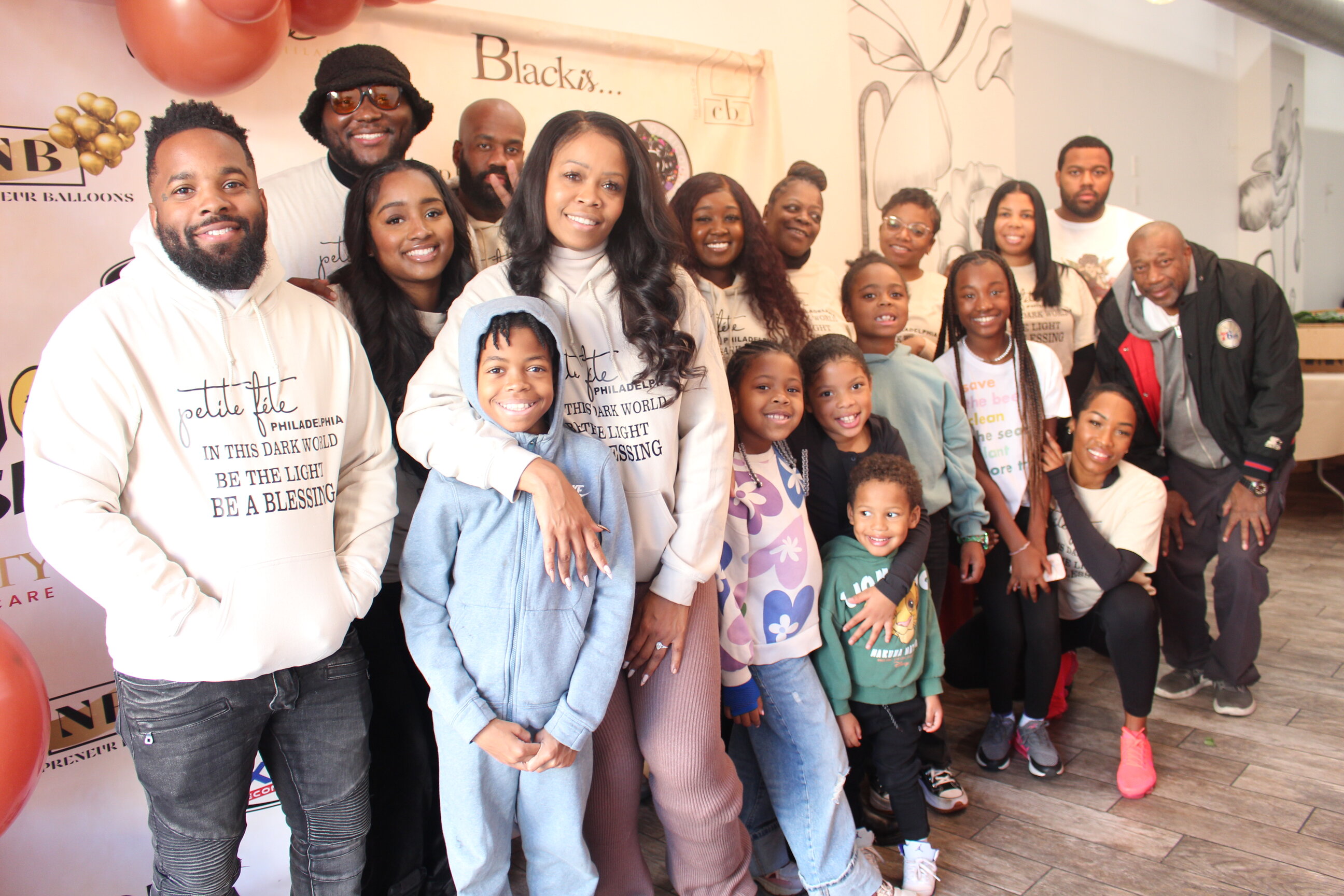 Katrina Gilbert, CEO of Petite Féte Philadelphia, hosts first annual Thanksgiving Drive and Community Giveaway, to help families in need. Photo: Jensen Toussaint/AL DÍA News.