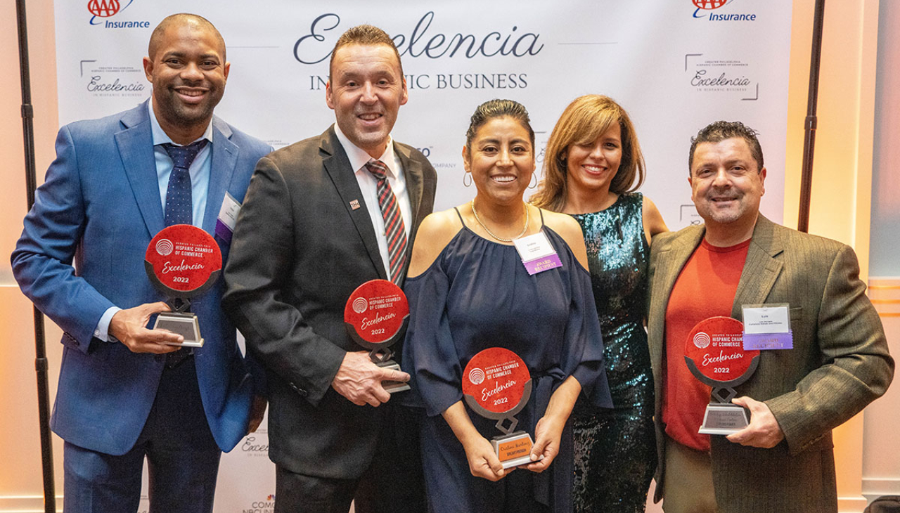 GPHCC President & CEO poses with 2022 Excelencia in Hispanic Business award recipients. Photo: Peter Fitzpatrick/AL DÍA News. 