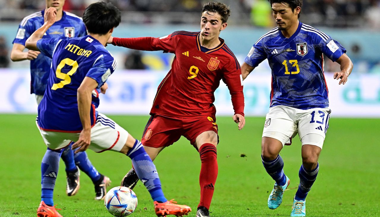 Spain took an early lead, but two quick second half Japan goals were enough to win the group. 