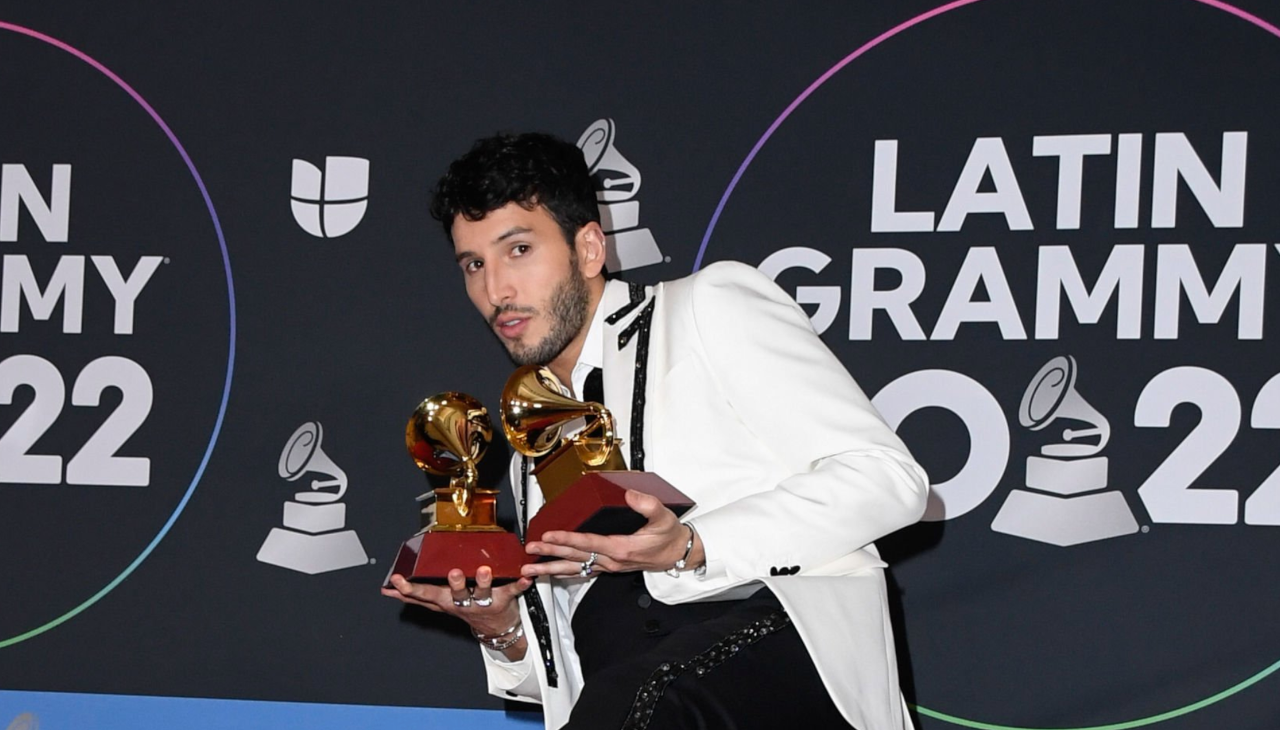 El cantante colombiano Sebastián Yatra interpreta la canción de la película 'Til you're home' con Rita Wilson. Foto: Getty. 