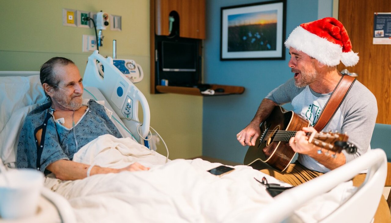 Singer Charles Esten plays por patients at a hospital.