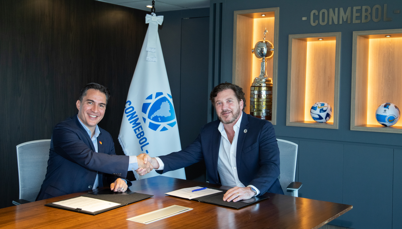 Roberto Ramírez Laverde, senior vice president of Marketing and Communications for Latin America and the Caribbean, and Alejandro Domínguez, president of Conmebol, at the renewal of the sponsorship contract. 