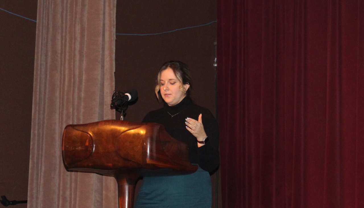 Sarah Moore, an Anti-LGBTQ+ Extremism Analyst at the ADL, during her presentation: Anti-LGBTQ+ Extremism and its Anti-Semitic Connections, at the PUSH Symposium. Photo credit: Emily Leopard-Davis/AL DÍA News