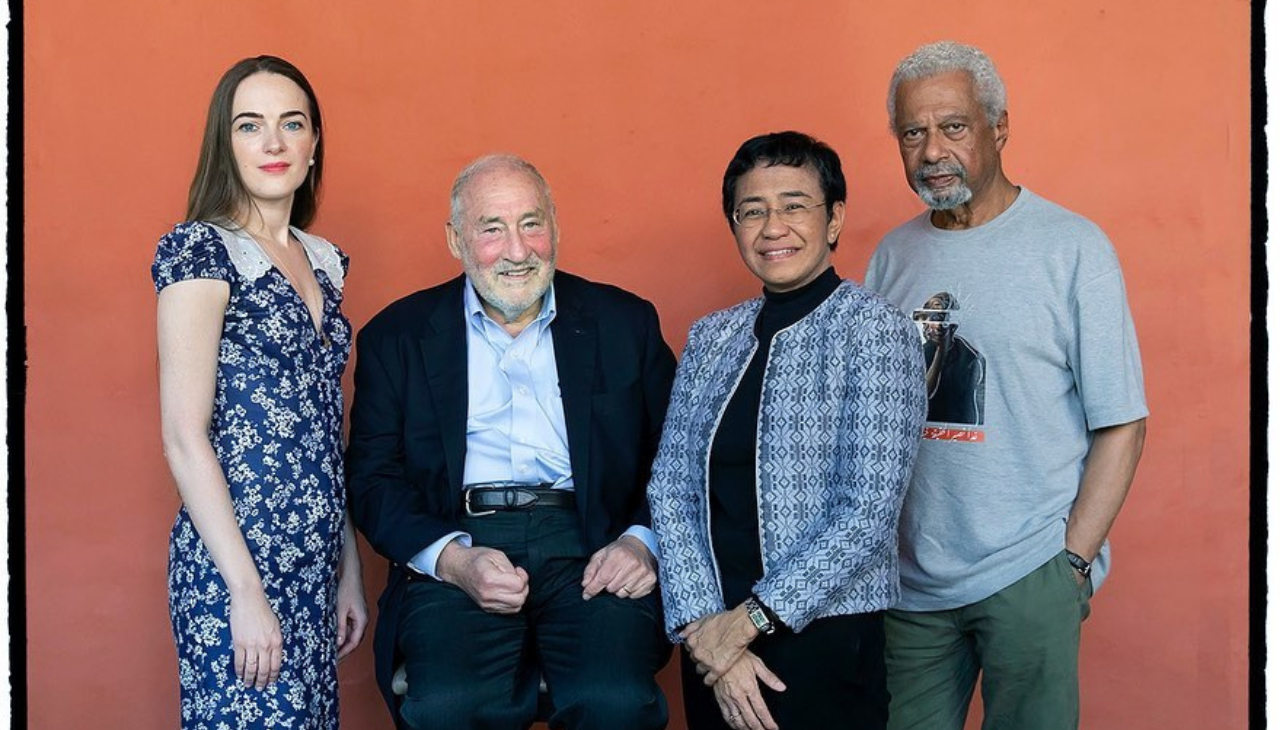 Los premios Nobel asistentes al Hay Festival 2023 Joseph Stiglitz, Maria Ressa, Abdulrazak Gurnah y Oleksandra Matviichuk. Foto: Daniel Mordzinski- Hay Festival.