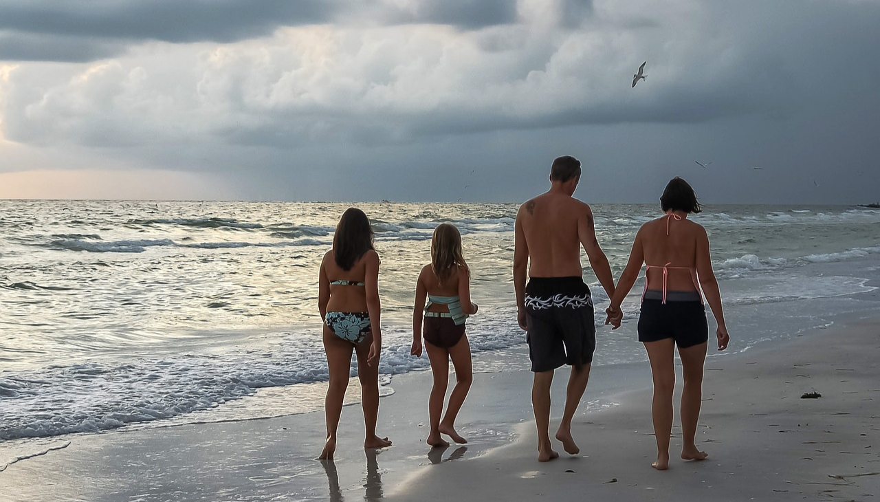 Las familias buscan destinos de playa para relajarse. Foto: NeedPix 