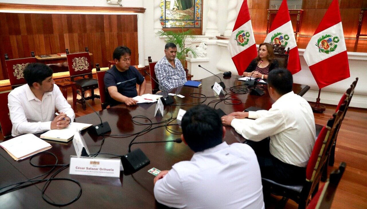 Dilma Boluarte, president of Peru, meets with local mayors.