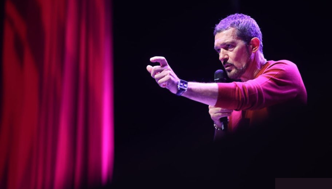 Antonio Banderas durante la presentación de los conciertos de la Sinfónica del Soho. Foto: Instagram.