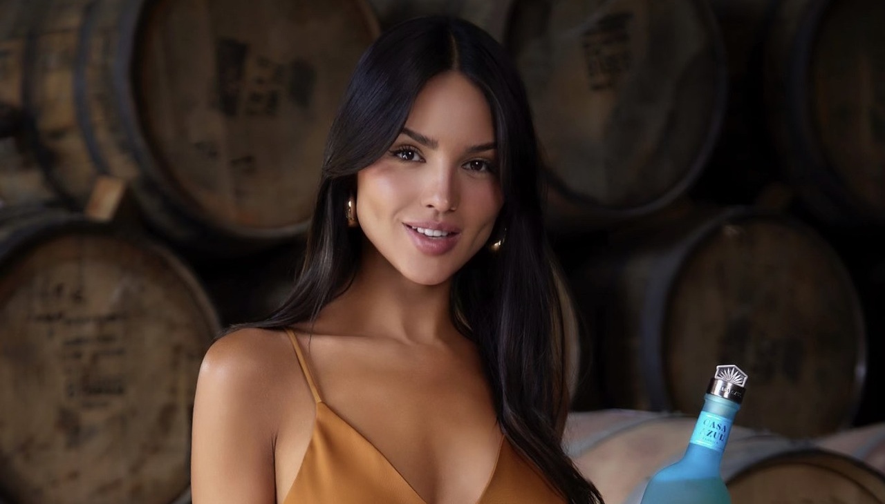 Mexican actress Eiza González presents her new Tequila Casa Azul.