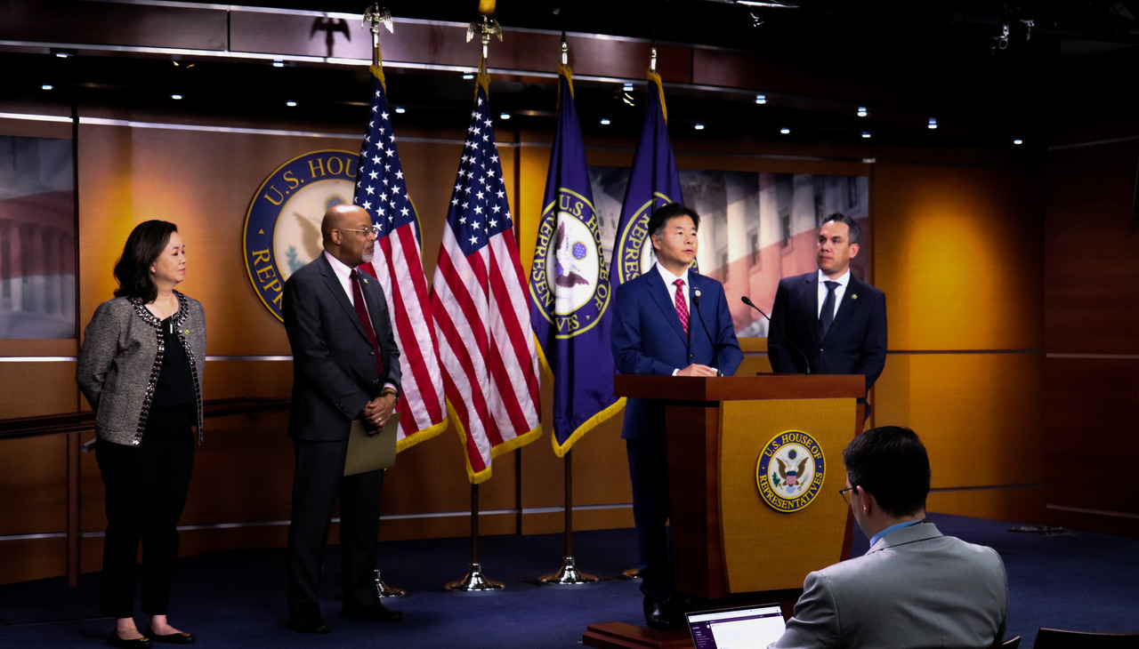 Ted Lieu vicepresidente del Caucus Demócrata.