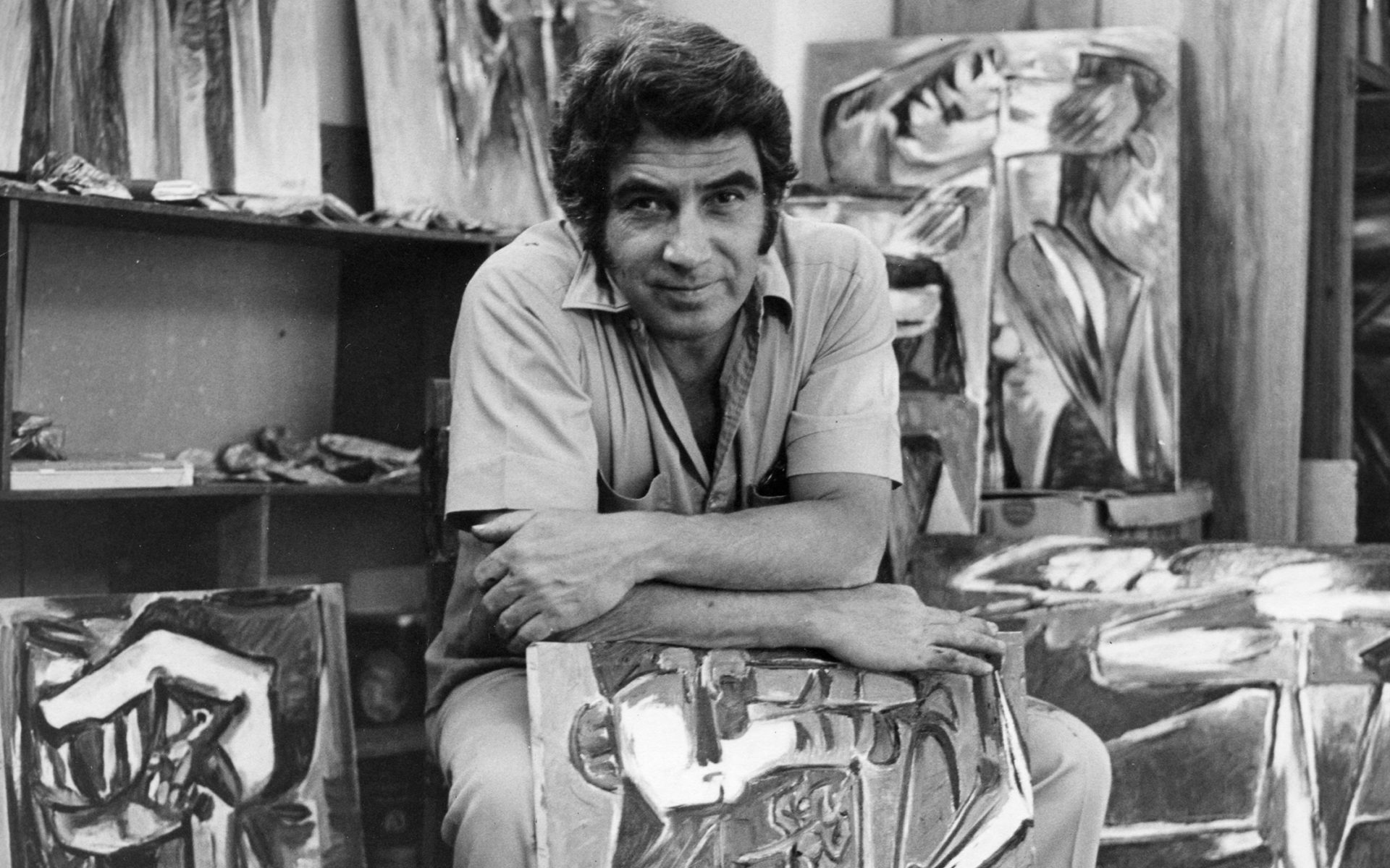 Oswaldo Vigas in his studio in Caracas (1977)