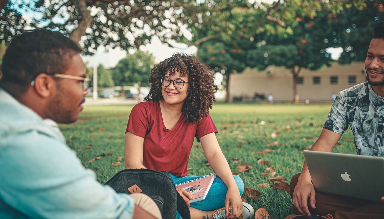 College students hanging at the campus.