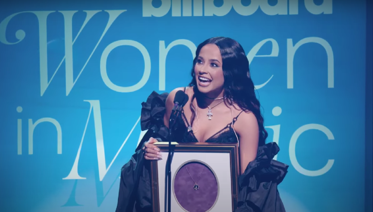 Becky G received the award from Dove Cameron. Photo: Video capture. 