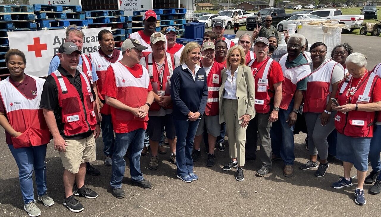 First Lady meets with Mississippi red cross workers.