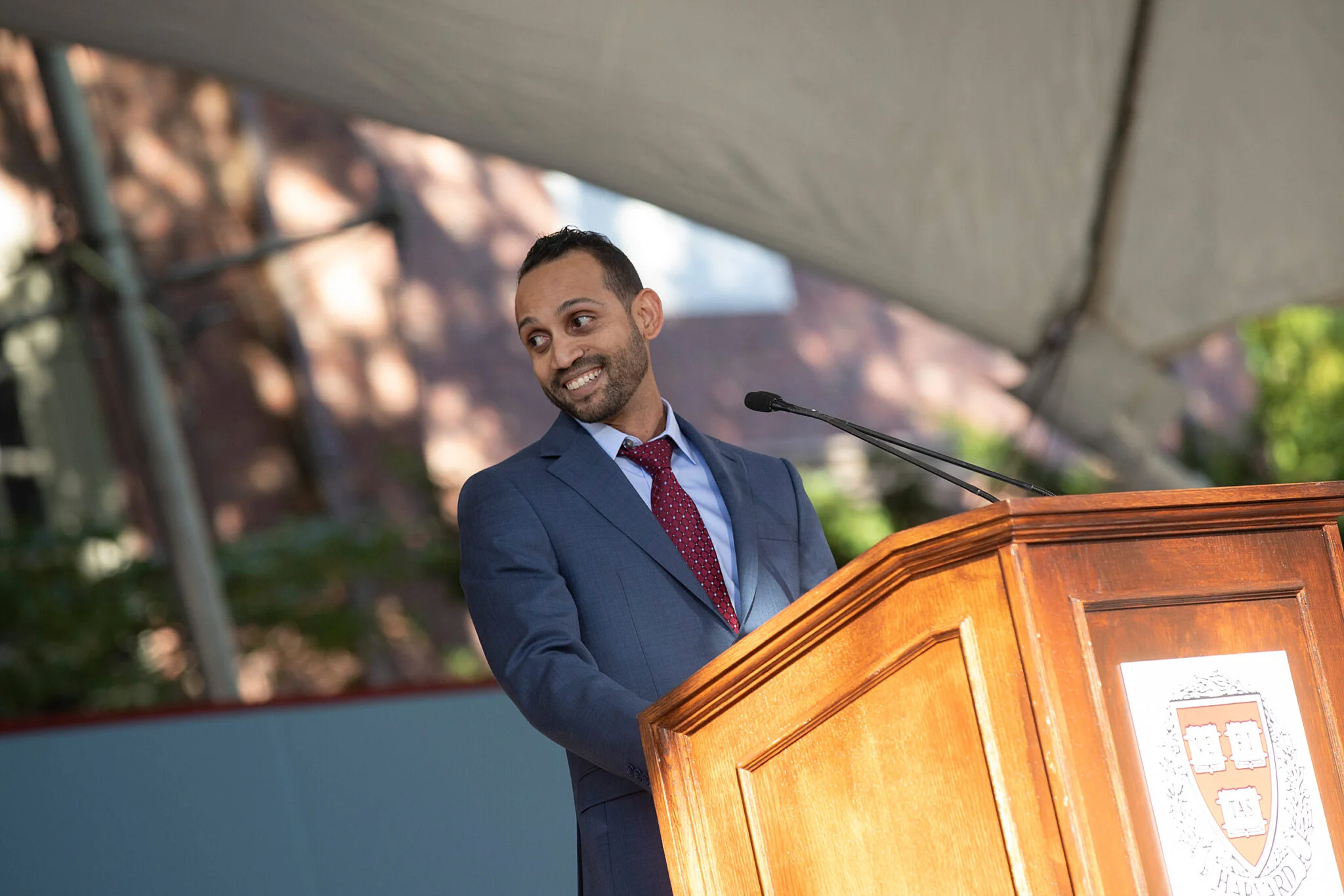 Calixto Sáenz speaking at Harvard.