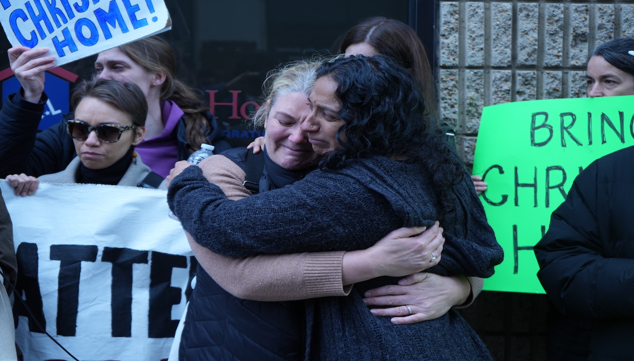 Sarika M'Bagoyi embraces neighbor during a rally on behalf of her husband, Christian M'Bagoyi. Photo: Alan Nuñez / AL DÍA News