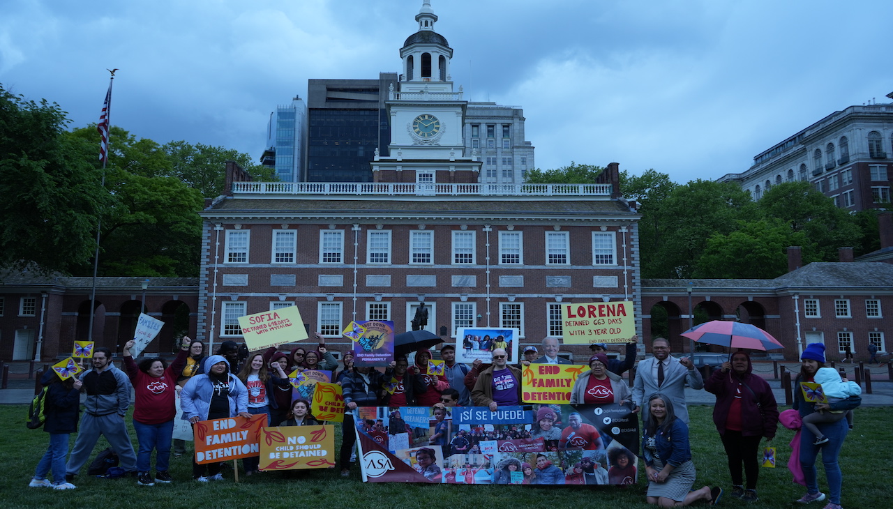 Advocates rally against detention centers in Philly. Photo: Alan Nunez/Al DÍA News 