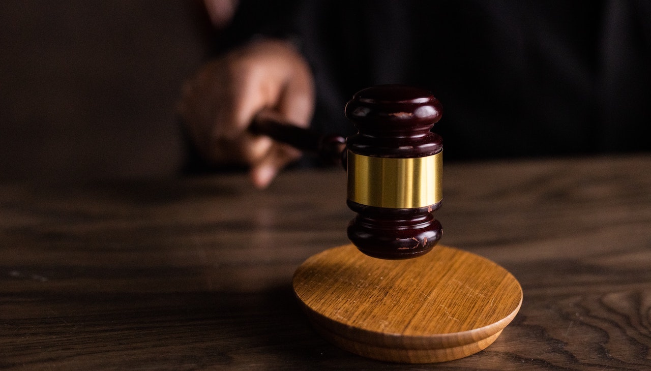 Pictured: Hand holding a gavel in a courtroom. Photo: Ekaterina Bolovtsova/Pexels