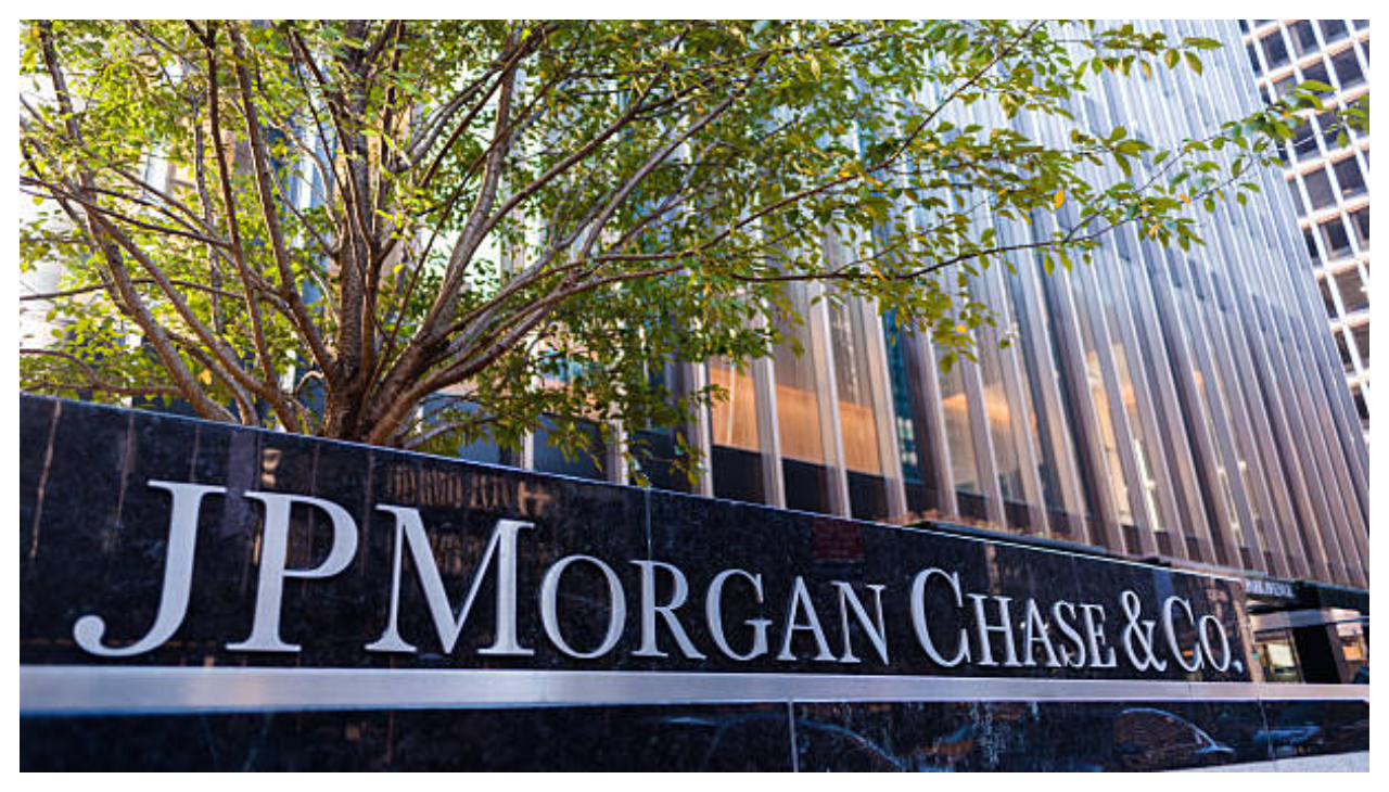 A low stone wall with metallic letters reading JPMorgan Chase & Co standing atop them.