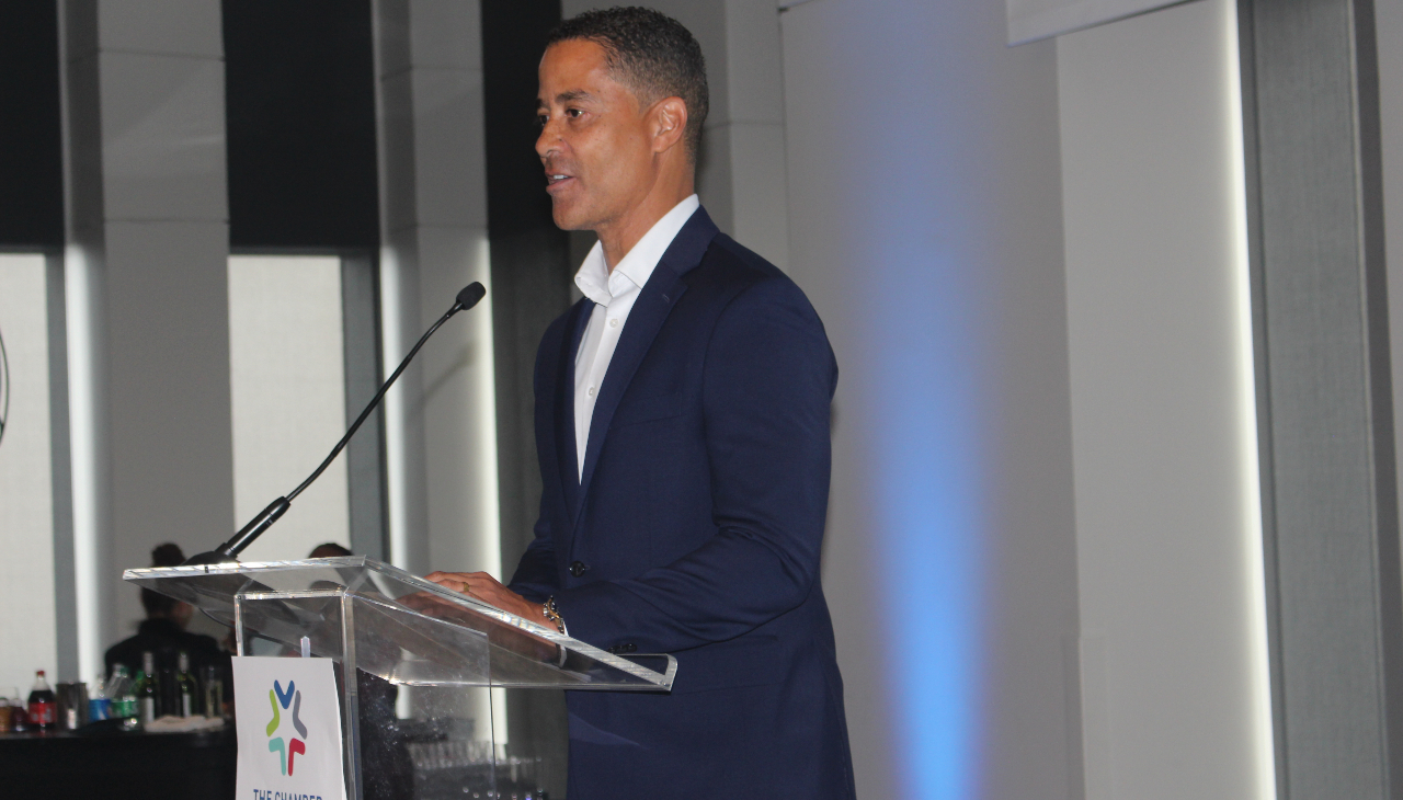 Ken Anderson, vice president of civic affairs at the Chamber of Commerce for Greater Philadelphia, speaks at the Diverse Procurement Collaborative Reception on June 8. Photo: Jensen Toussaint/AL DÍA News.