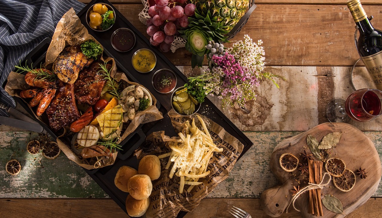 A big table of food to share. 