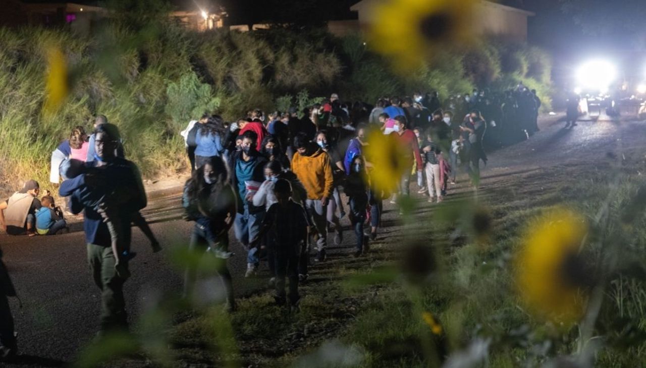 Migrants crossing the Texas-Mexico border. Photo: Getty Images.