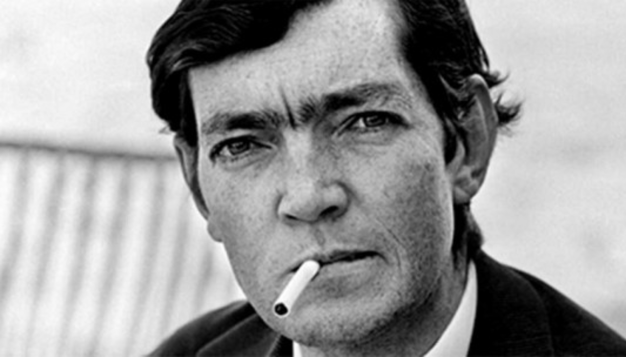 Julio Cortázar en 1967, retratado por Sara Facio. Foto: Wikicommons.