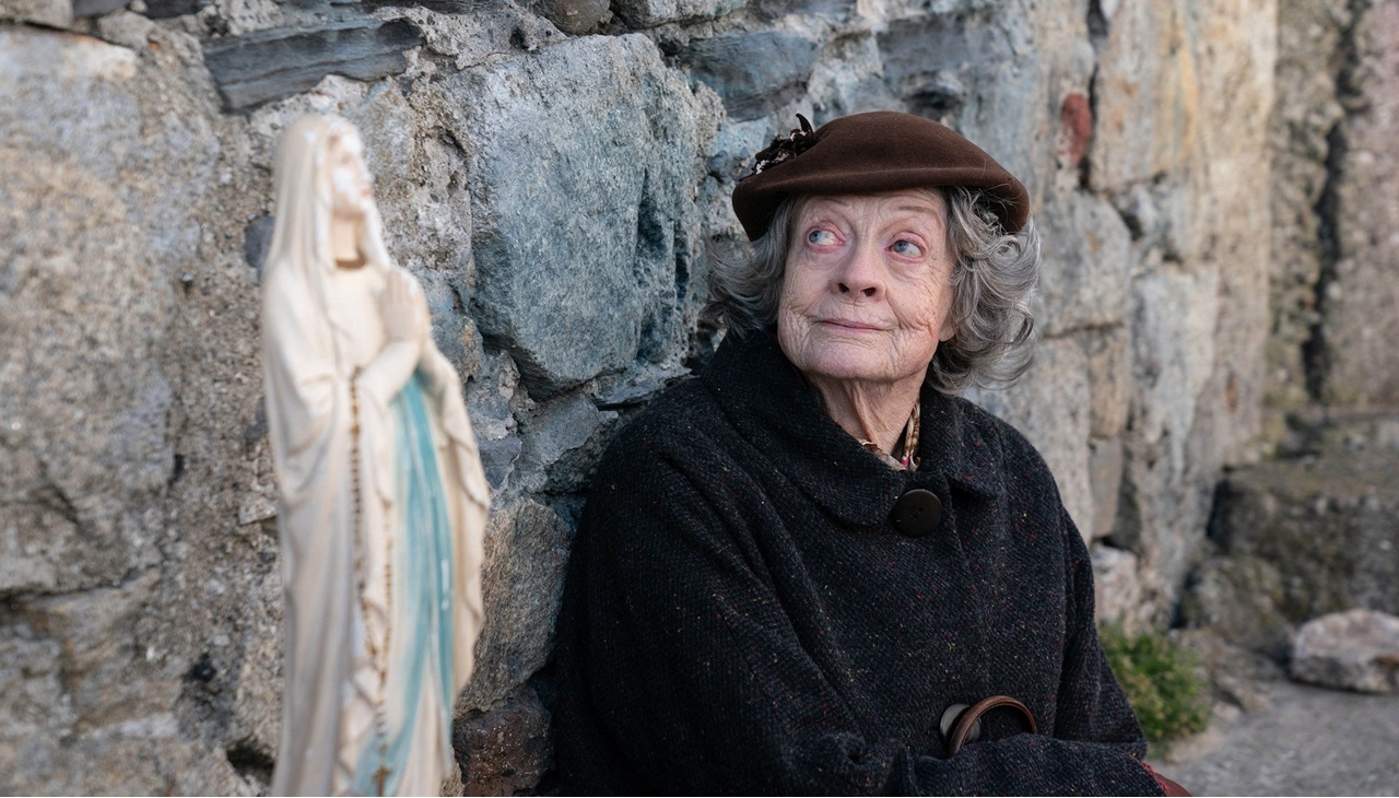 Maggie Smith. LE CLUB DES MIRACLES THE MIRACLE CLUB 2023 de Thaddeus O'Sullivan. COLLECTION CHRISTOPHEL © Zephyr Films - City Films Entertainment - Ingenious Media - City Films I - ShinAwil Productions (Photo by Zephyr Films - City Films Entert / Collection ChristopheL via AFP)