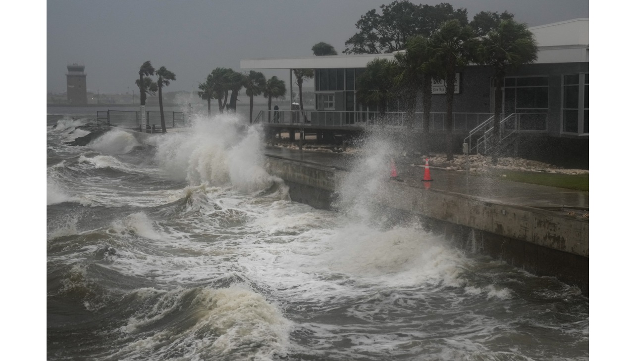 Las olas rompen a lo largo del muelle de St. Pete en San Petersburgo, Florida. Fotografía de Bryan R. SMITH / AFP