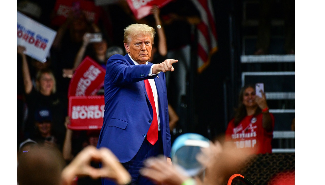 El expresidente de EEUU y candidato presidencial republicano Donald Trump gesticula a la multitud durante un mitin de campaña en el Findlay Toyota Arena de Prescott Valley, Arizona, el 13 de octubre de 2024. (Foto de Caitlin O'Hara / AFP)